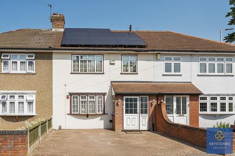 2 Dunster Close, Romford, RM5 3AT