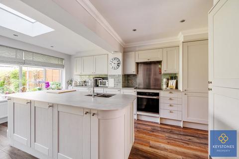 2 Dunster Close, Romford, RM5 3AT