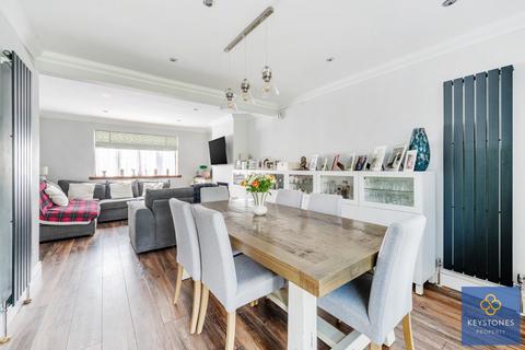 2 Dunster Close, Romford, RM5 3AT