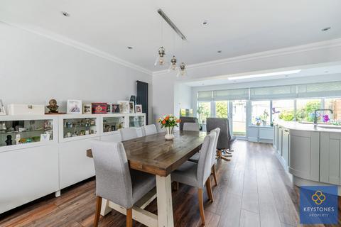 2 Dunster Close, Romford, RM5 3AT