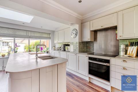 2 Dunster Close, Romford, RM5 3AT