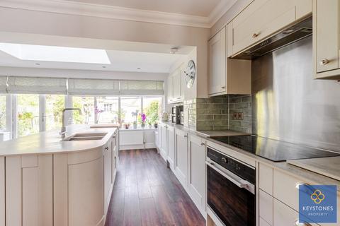 2 Dunster Close, Romford, RM5 3AT