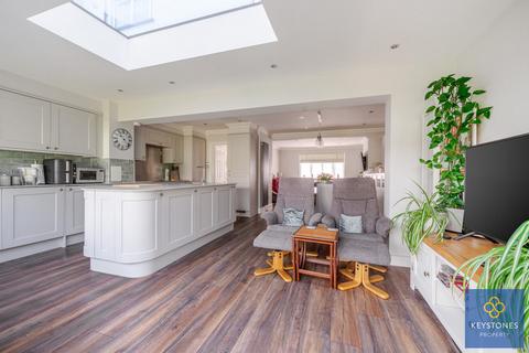 2 Dunster Close, Romford, RM5 3AT