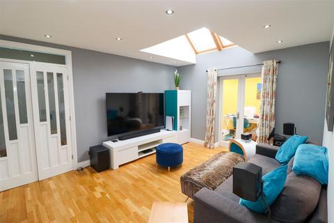 8 Award Road, Church Crookham, Fleet, GU52 6HE