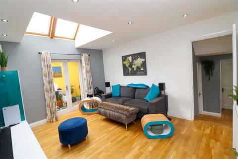 8 Award Road, Church Crookham, Fleet, GU52 6HE