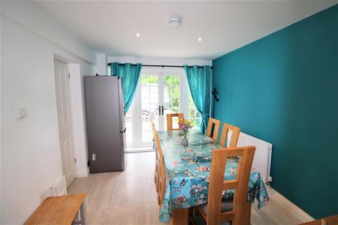 8 Award Road, Church Crookham, Fleet, GU52 6HE