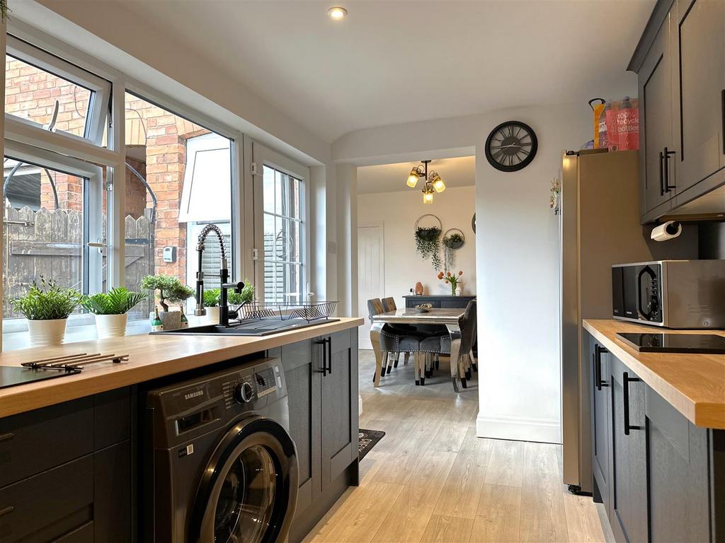 Open-Plan Aspect Into Dining Room 487