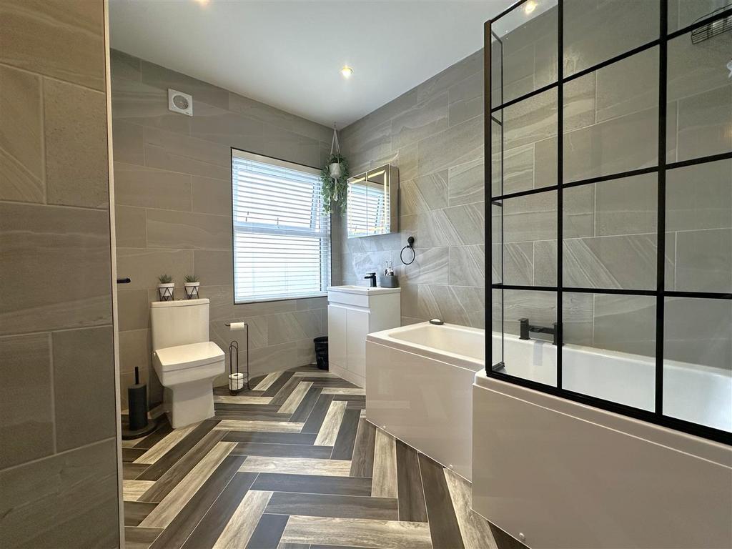 Stunning Modern Bathroom 425