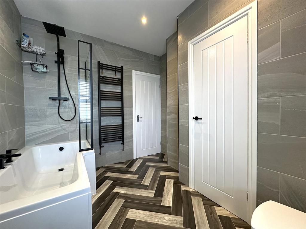 Well-Appointed Contemporary Bathroom 430