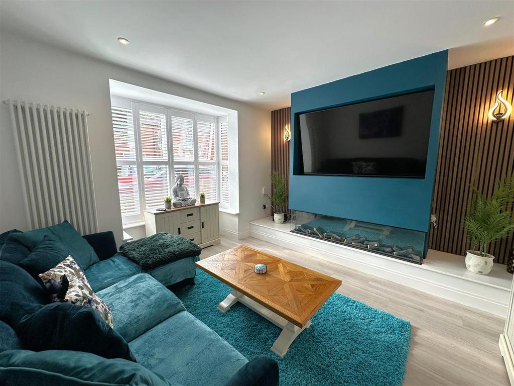 Bay-Fronted Lounge 454