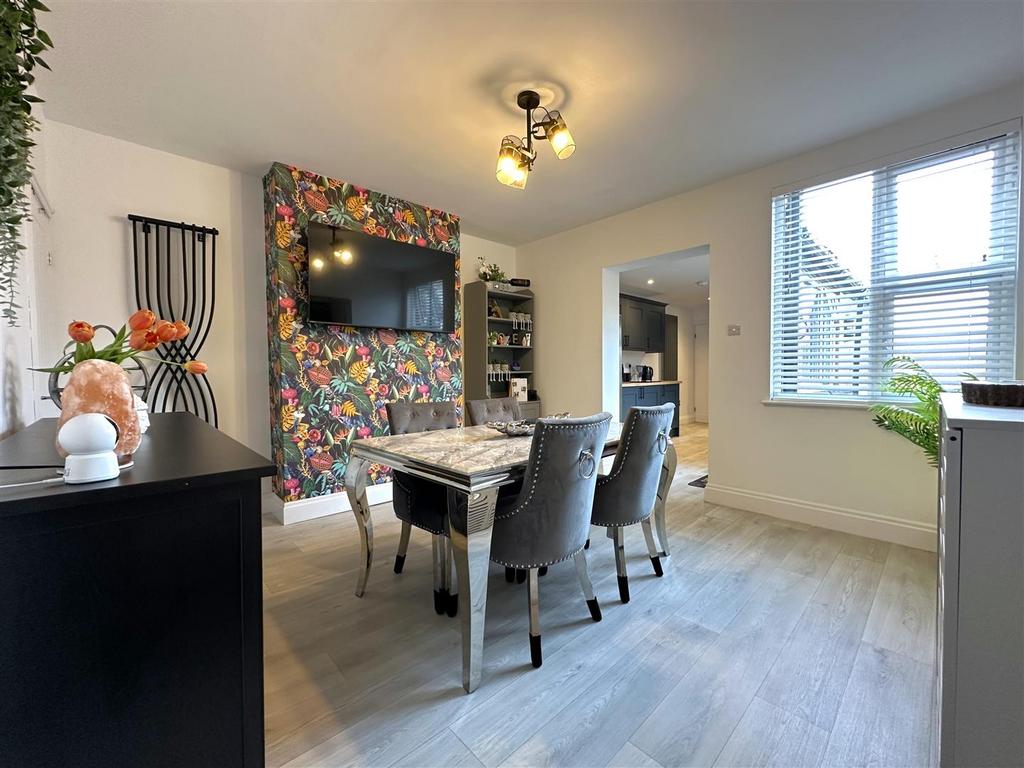 Dining Room Through To Kitchen 466