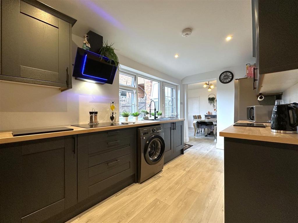 Spacious Fitted Kitchen 486