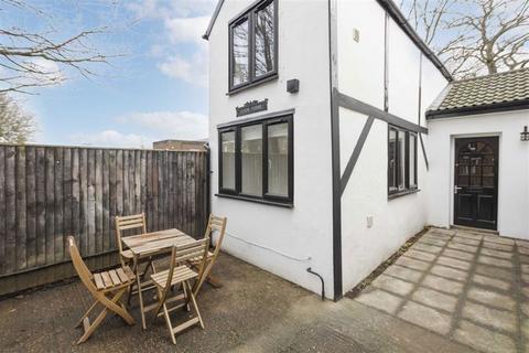 1 bedroom house to rent, Vicarage Road, Teddington TW11