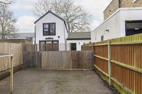 1 bedroom house to rent, Vicarage Road, Teddington TW11