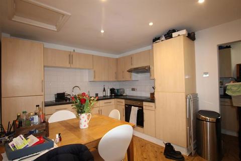 1 bedroom house to rent, Vicarage Road, Teddington TW11