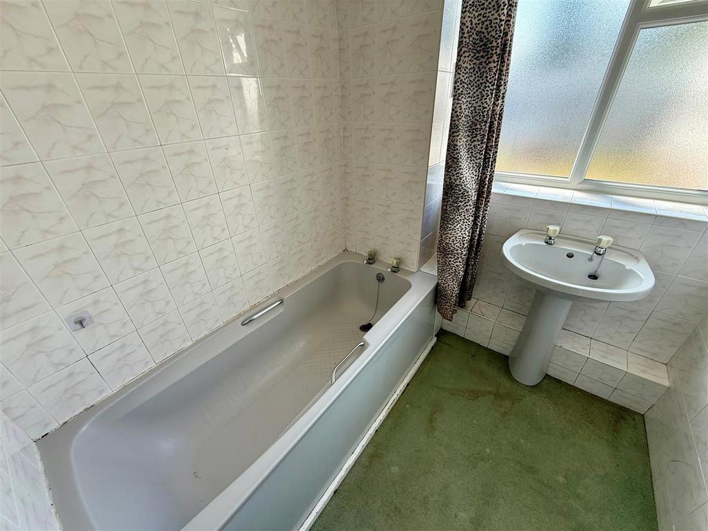 KC28 Bathroom.jpg