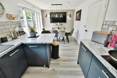 4 bedroom detached house for sale, Hardwick Drive, Gwersyllt, LL11