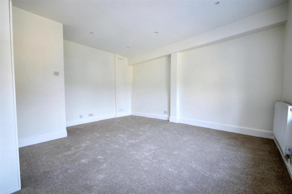 Master Room (7).jpeg