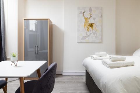 1 bedroom ground floor flat to rent, Uxbridge Road, London W12