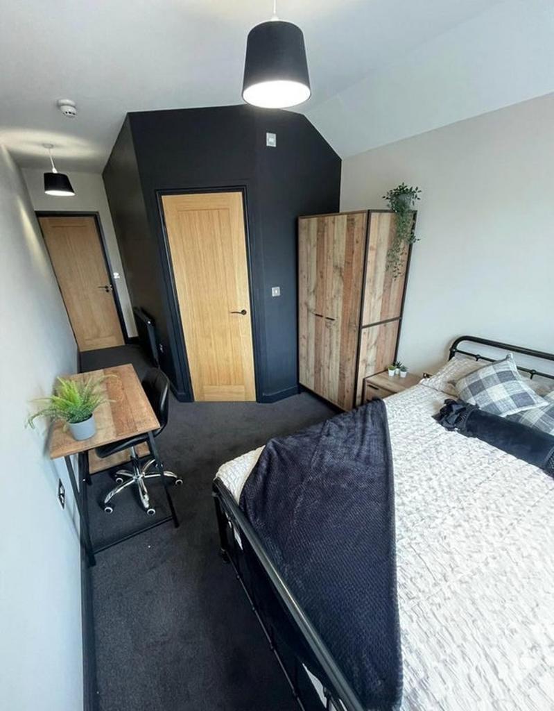 This beautifully designed double bedroom featur...