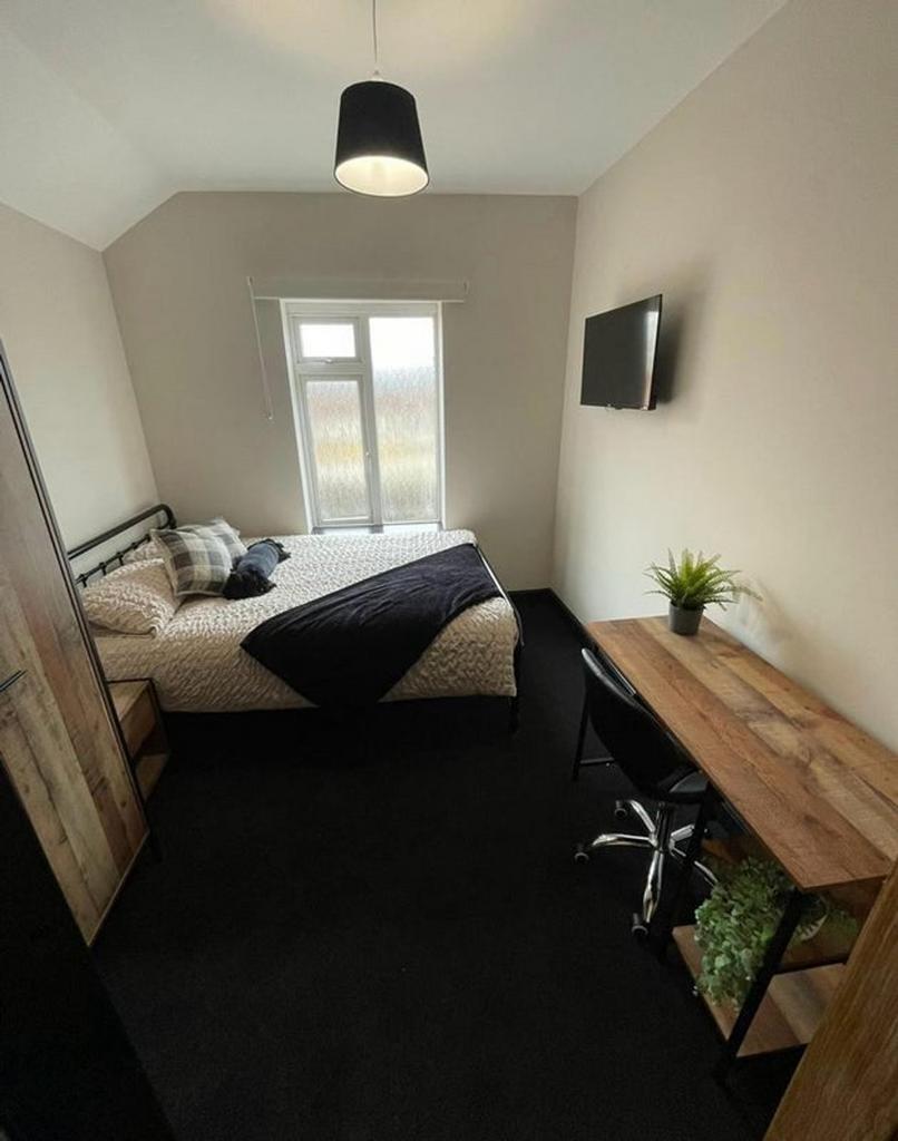 This inviting double bedroom features ample nat...