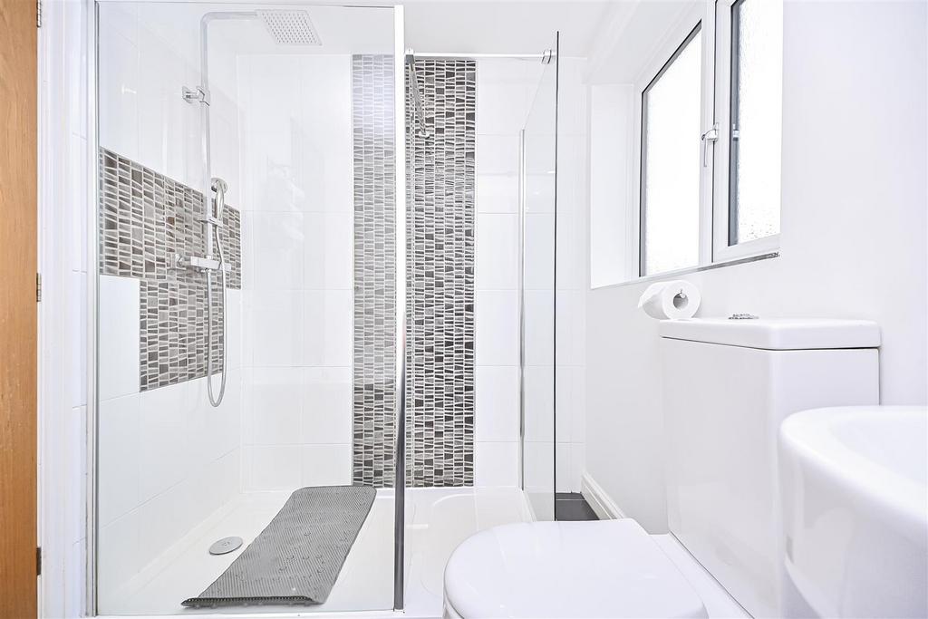 11 Dunham Grove Bathroom (2).jpg
