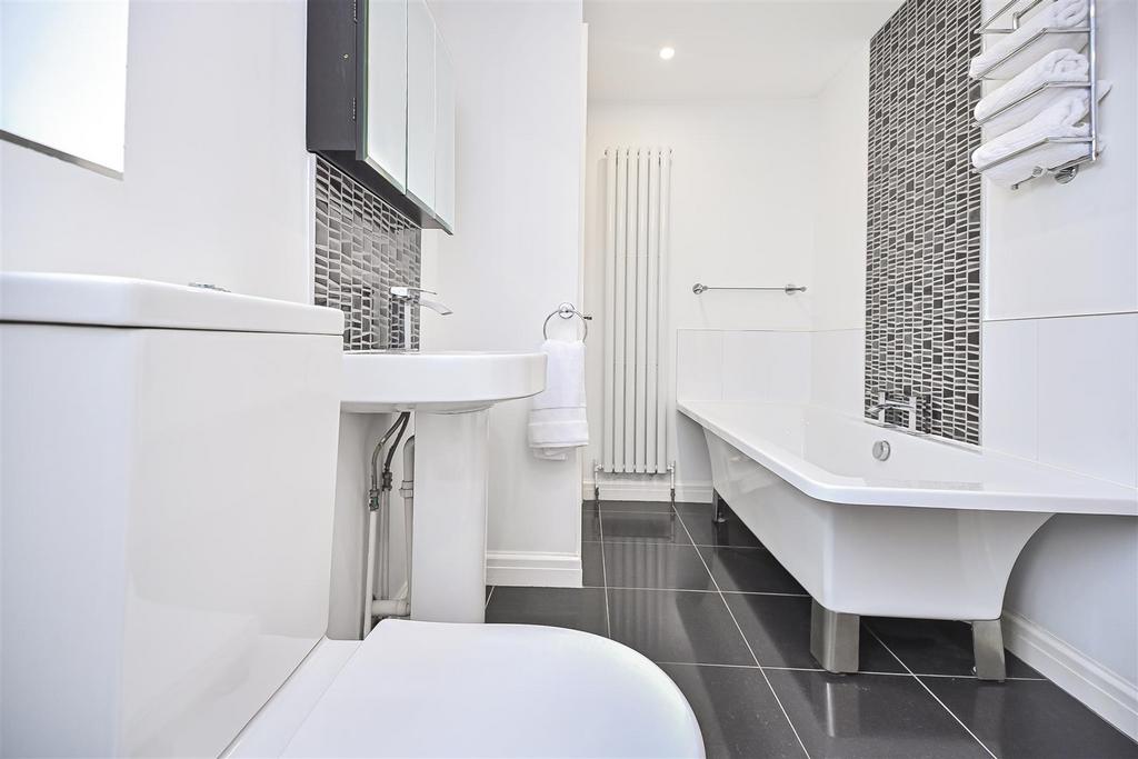 11 Dunham Grove Bathroom (3).jpg