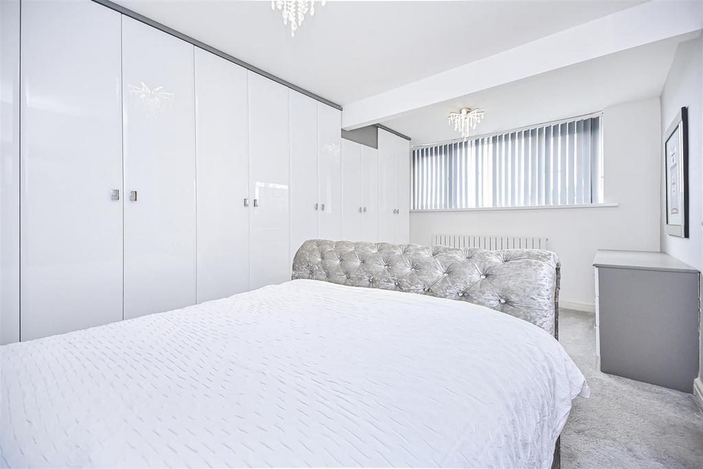 11 Dunham Grove Bedroom 2 (1).jpg