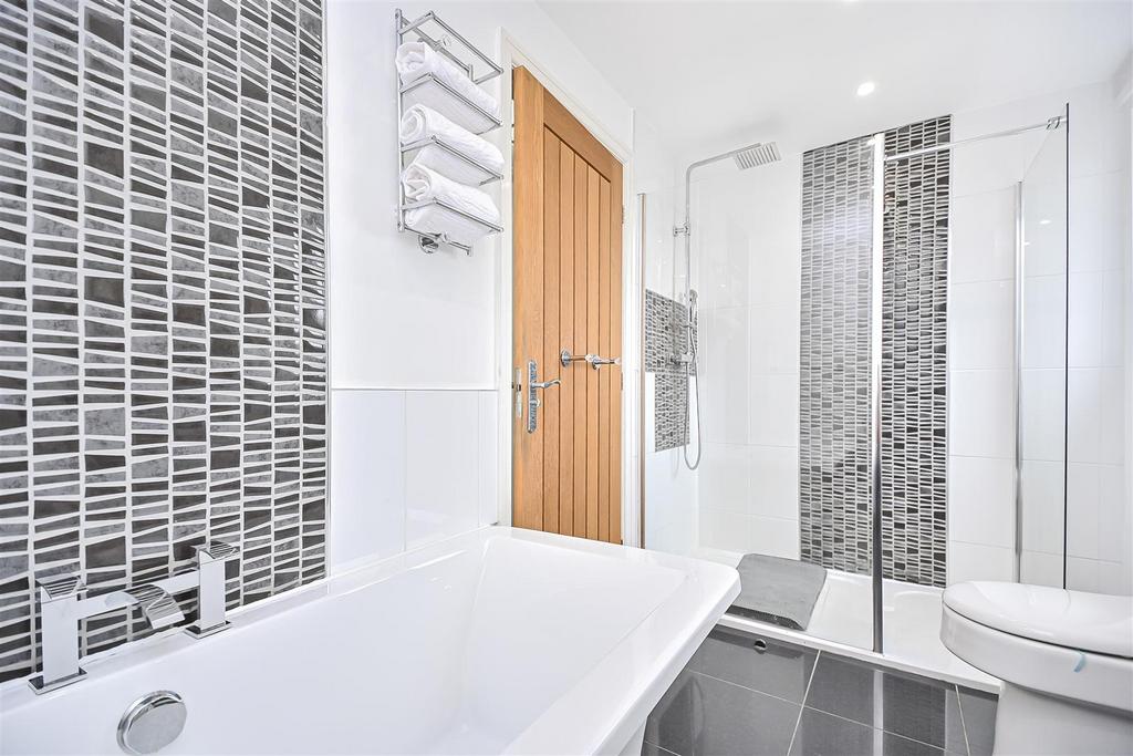 11 Dunham Grove Bathroom (4).jpg
