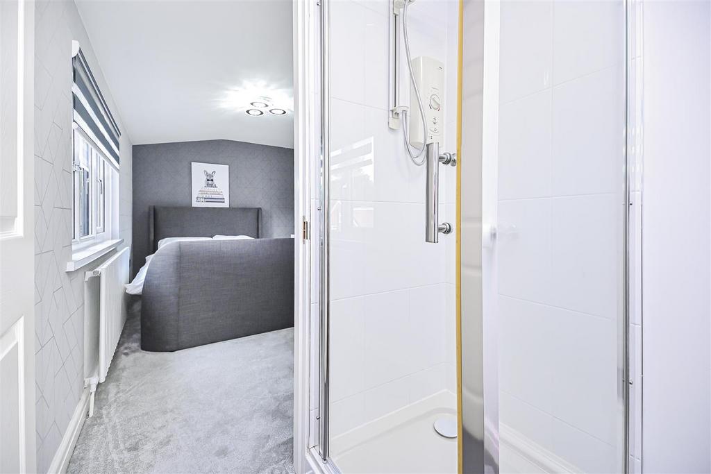 11 Dunham Grove En-Suite (2).jpg