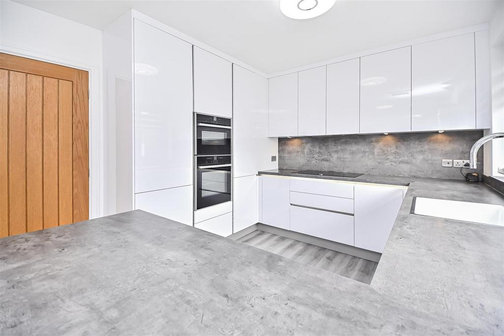 11 Dunham Grove Dining Kitchen (2).jpg