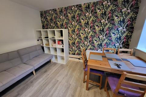 3 bedroom apartment for sale, Stretford Road, Hulme, Manchester. M15 5TP