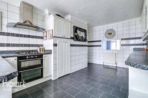 3 Aragon Close, Jaywick, Clacton-on-sea, CO15 2NQ