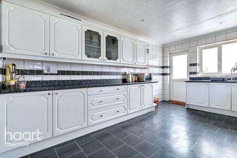 3 Aragon Close, Jaywick, Clacton-on-sea, CO15 2NQ