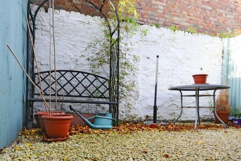 2 bedroom maisonette to rent, Lynn Road, Balham, London, SW12