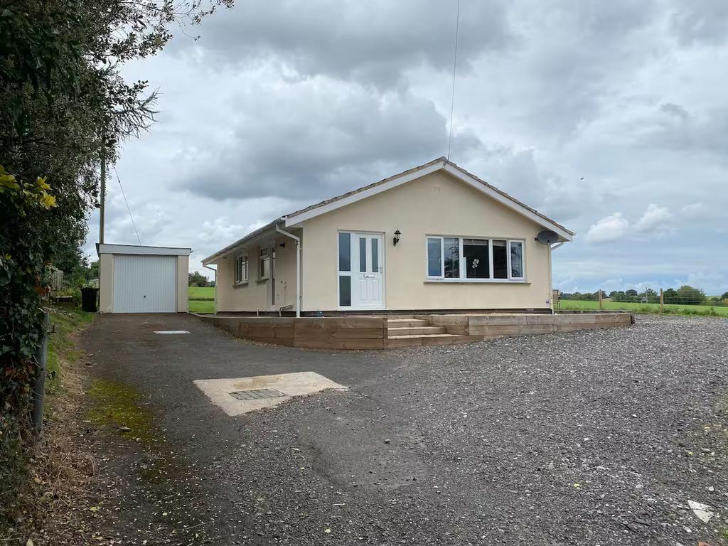3 bedroom detached bungalow for sale in Worcester