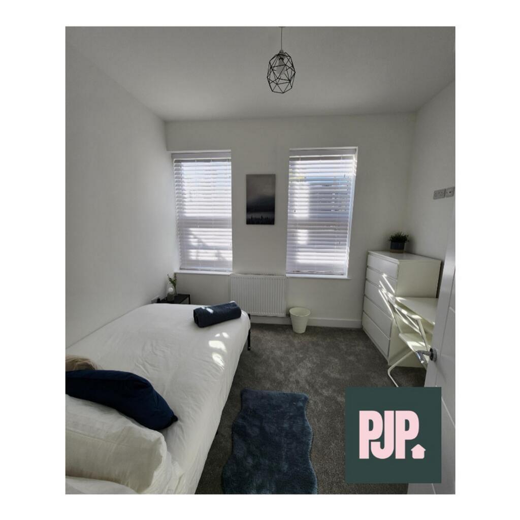 This inviting double bedroom features ample nat...