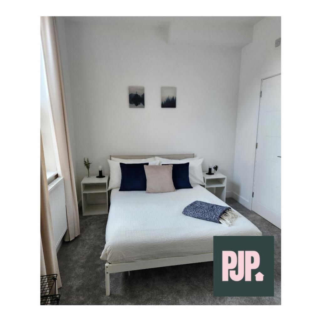 This inviting double bedroom features a spaciou...