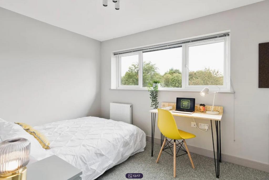 A bright and clean double bedroom featuring a s...