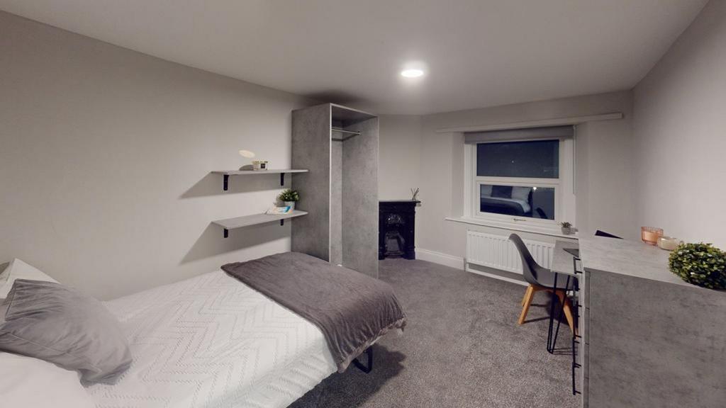 A stylish and well-maintained double bedroom wi...