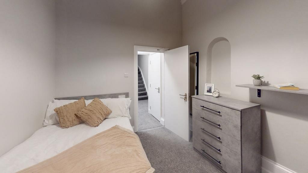 A well-maintained double bedroom featuring a co...