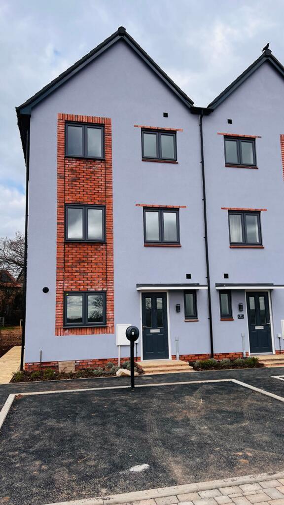 Charming front view of a contemporary residenti...