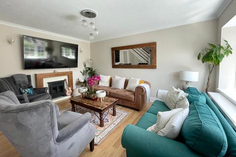 3 bedroom semi-detached house for sale, Pennine Way, FARNBOROUGH GU14