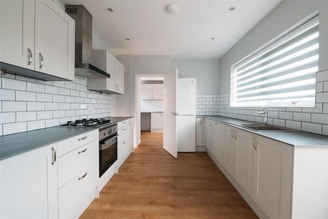 2 bedroom detached bungalow for sale, Meadow Way, Hitchin