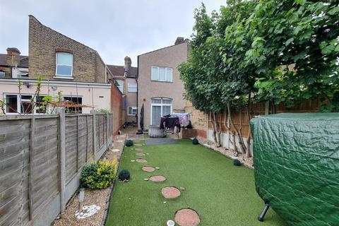 2 bedroom flat for sale, Glencoe Avenue, Ilford