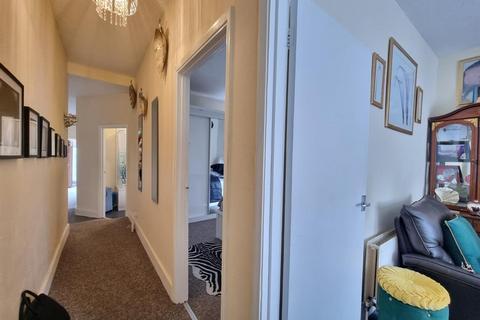 2 bedroom flat for sale, Glencoe Avenue, Ilford