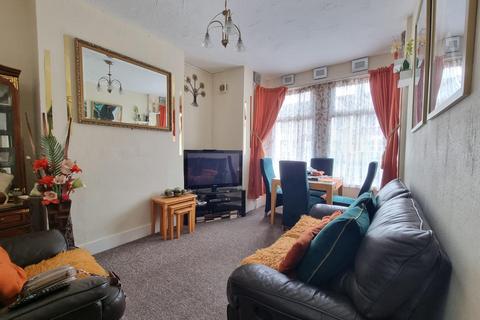 2 bedroom flat for sale, Glencoe Avenue, Ilford