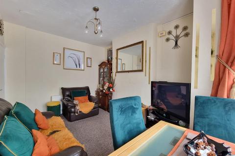 2 bedroom flat for sale, Glencoe Avenue, Ilford
