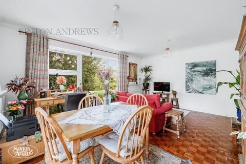 16 Woburn, London, W13 8DS