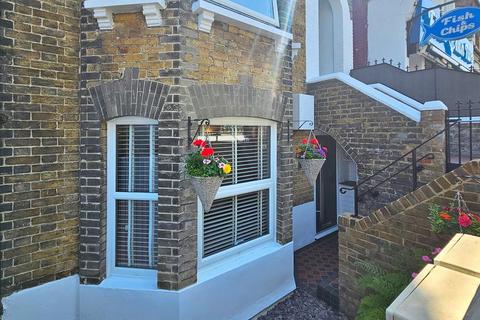 2 bedroom flat for sale, High Street, Herne Bay, CT6 5LH